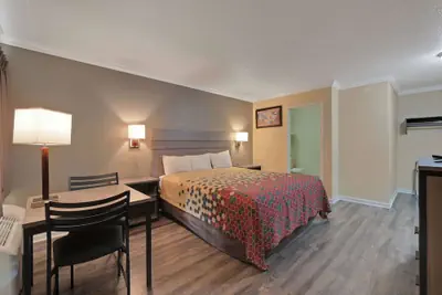 Photo 2 - Econo Lodge Woodland near I-5