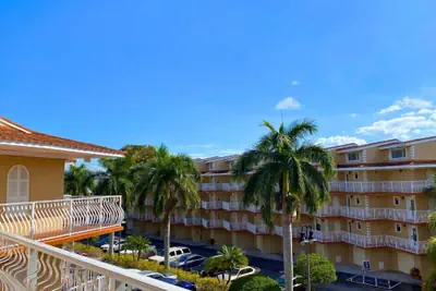 Photo 2 - Beso Del Sol Resort