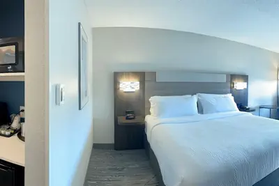 Photo 4 - Holiday Inn Express & Suites Marquette by IHG