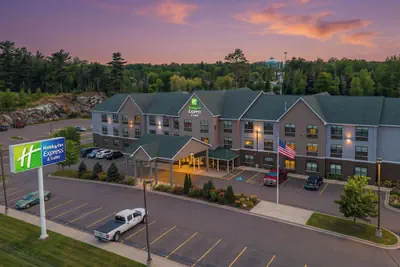 Photo 2 - Holiday Inn Express & Suites Marquette by IHG