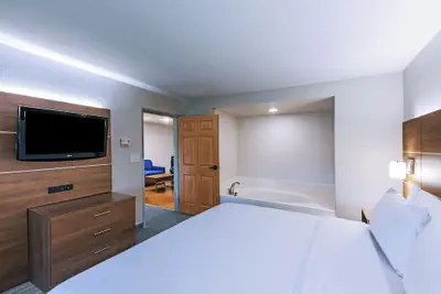 Photo 4 - Holiday Inn Express & Suites Tulsa S Broken Arrow Hwy 51 by IHG
