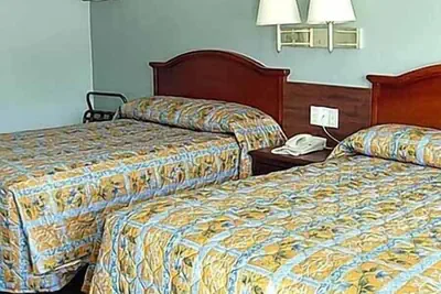 Photo 4 - Economy Inn