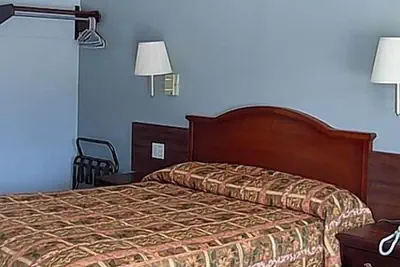 Photo 5 - Economy Inn