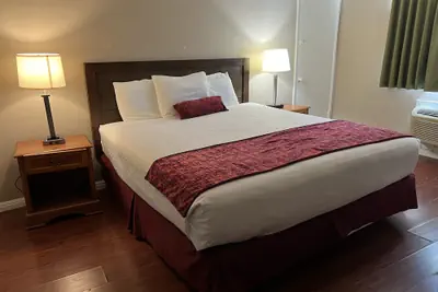 Photo 3 - Hometown Inns North Hills