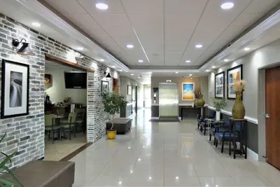 Photo 5 - Days Inn & Suites by Wyndham Savannah North I-95