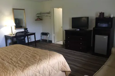 Photo 4 - Budget Inn Farmington
