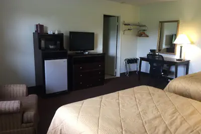 Photo 3 - Budget Inn Farmington