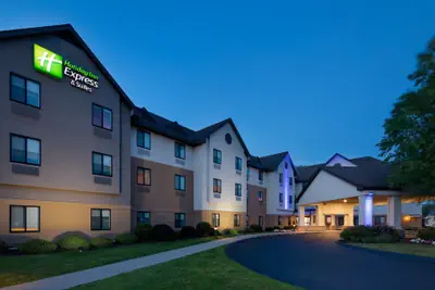 Photo 2 - Holiday Inn Express & Suites Bradley Airport by IHG