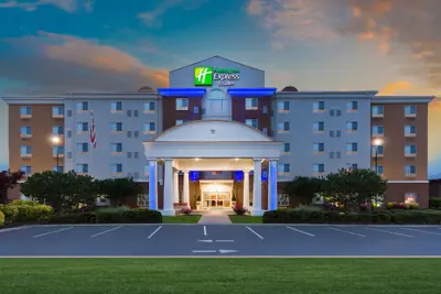 Photo 2 - Holiday Inn Express and Suites - Petersburg - Fort Lee by IHG