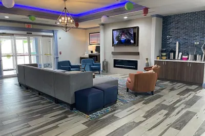 Photo 3 - La Quinta Inn & Suites by Wyndham Oklahoma City - Moore
