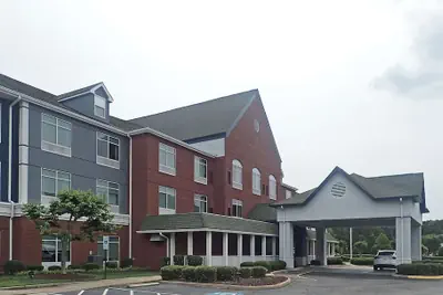 Photo 2 - Comfort Inn & Suites Hampton near Coliseum