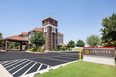 Photo 2 - La Quinta Inn & Suites by Wyndham Lubbock North