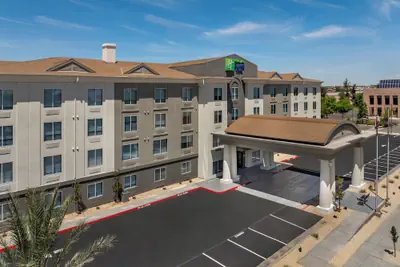 Photo 2 - Holiday Inn Express Hotel & Suites River Park by IHG
