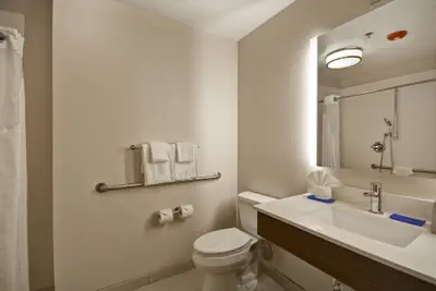 Photo 3 - Holiday Inn Express Hotel & Suites River Park by IHG