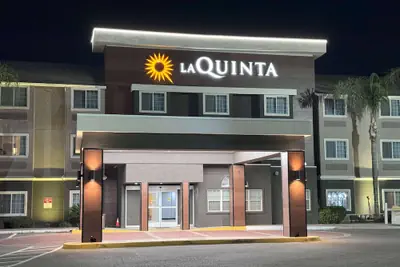 Photo 2 - La Quinta Inn & Suites by Wyndham Tulare