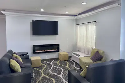 Photo 4 - La Quinta Inn & Suites by Wyndham Tulare
