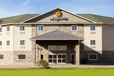 Photo 2 - La Quinta Inn & Suites by Wyndham Fairbanks Airport
