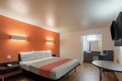 Photo 4 - Motel 6 Paris, TX