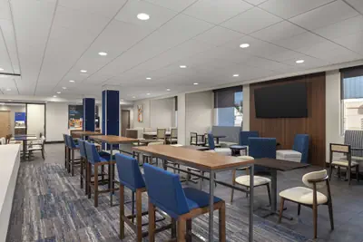 Photo 5 - Holiday Inn Express & Suites Phoenix Midtown by IHG