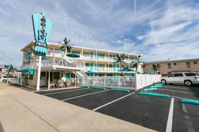 Photo 2 - Aztec Motel