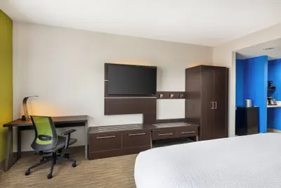 Photo 3 - Holiday Inn Express & Suites Spring Hill by IHG