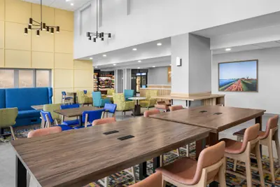 Photo 3 - Hampton Inn & Suites Moline-Quad City Int'l Aprt