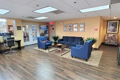 Photo 3 - Comfort Inn & Suites Near Universal - N. Hollywood - Burbank