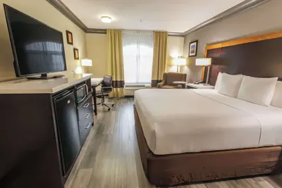 Photo 2 - Comfort Inn & Suites Near Universal - N. Hollywood - Burbank