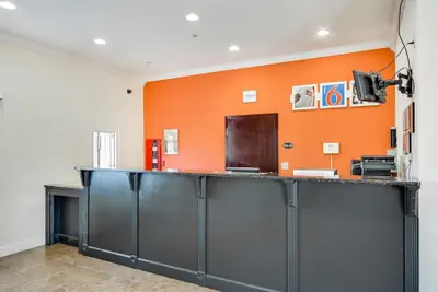 Photo 3 - Motel 6 Hinesville, GA