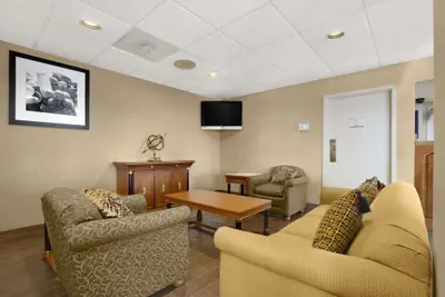 Photo 2 - Super 8 by Wyndham Oxford