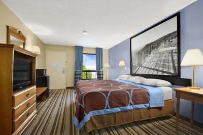 Photo 3 - Super 8 by Wyndham Oxford