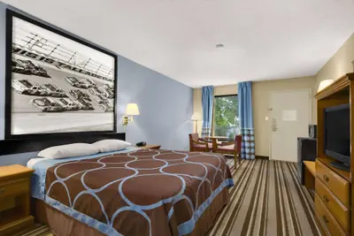 Photo 5 - Super 8 by Wyndham Oxford