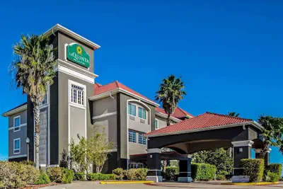 Photo 2 - La Quinta Inn & Suites by Wyndham Corpus Christi Northwest