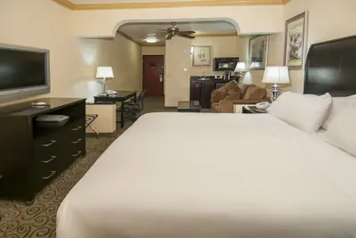 Photo 4 - Holiday Inn Express and Suites Bakersfield Central by IHG