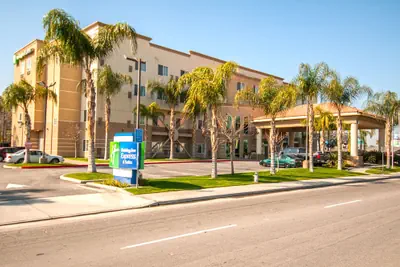 Photo 2 - Holiday Inn Express and Suites Bakersfield Central by IHG