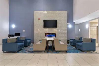 Photo 4 - La Quinta Inn & Suites by Wyndham Phoenix I-10 West
