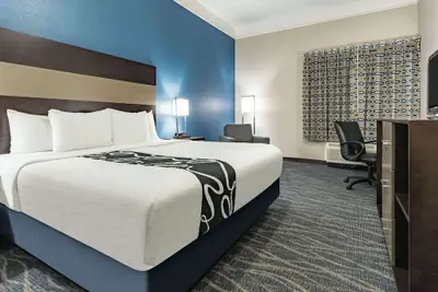 Photo 2 - La Quinta Inn & Suites by Wyndham Phoenix I-10 West