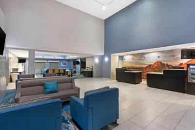 Photo 5 - La Quinta Inn & Suites by Wyndham Phoenix I-10 West