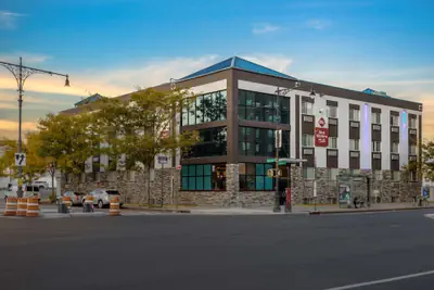 Photo 2 - Best Western Plus Brooklyn Bay Hotel