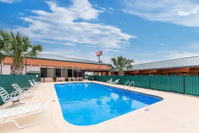 Photo 2 - Econo Lodge Del Rio