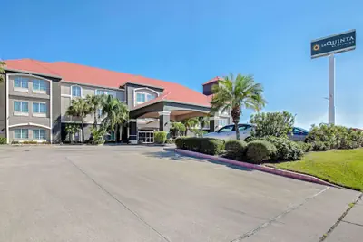 Photo 2 - La Quinta Inn & Suites by Wyndham Corpus Christi Airport