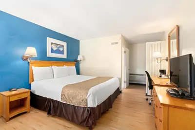 Photo 4 - Skylark Shores Resort