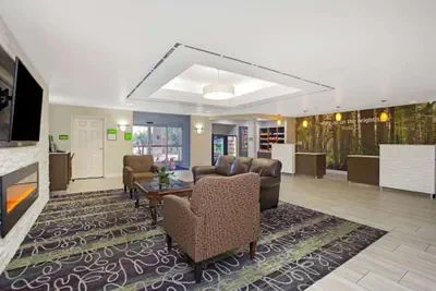 Photo 3 - La Quinta Inn & Suites by Wyndham Visalia/Sequoia Gateway
