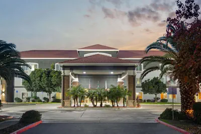Photo 2 - La Quinta Inn & Suites by Wyndham Visalia/Sequoia Gateway