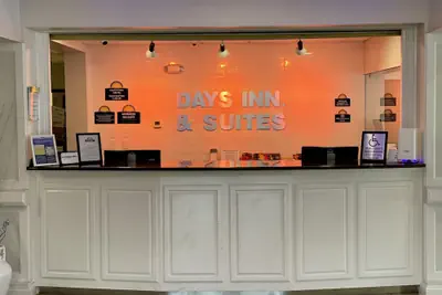 Photo 2 - Days Inn & Suites by Wyndham Lakeland
