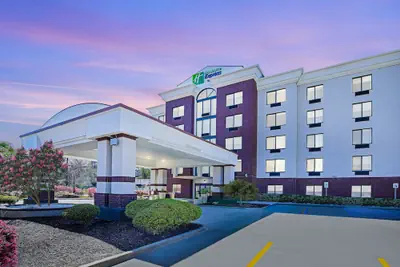 Photo 2 - Holiday Inn Express Hotel & Suites Birmingham - Inverness by IHG