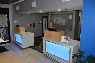Photo 4 - Holiday Inn Express & Suites McPherson by IHG