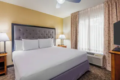 Photo 2 - Larkspur Landing Extended Stay Suites St. Louis Riverport - Airport West