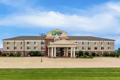 Photo 2 - Holiday Inn Express & Suites Vandalia by IHG