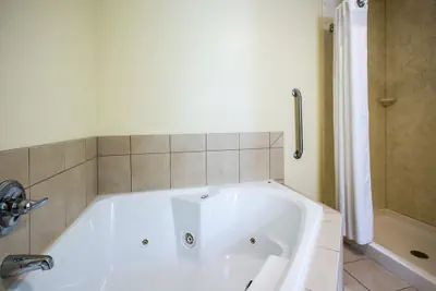 Photo 3 - Holiday Inn Express & Suites Vandalia by IHG